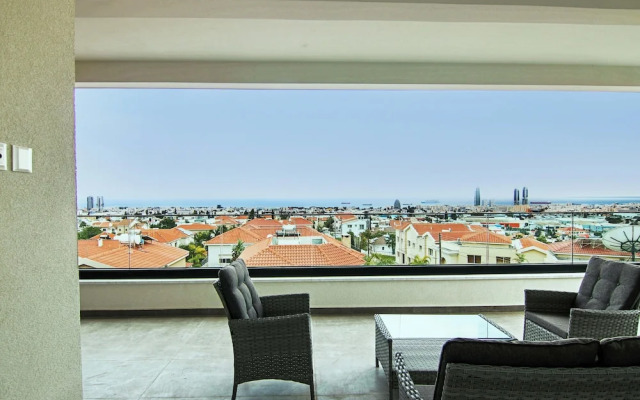 Phaedrus Living: Sea View Anna Residence 301