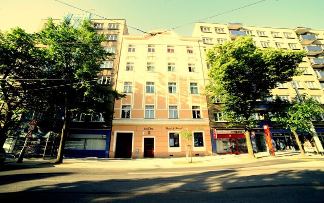 Leon Hotel вид на фасад