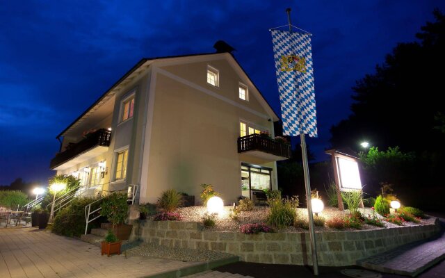 Landgasthof Am Sonnenhang in Vohenstrauss, Germany from 100$, photos, reviews - zenhotels.com hotel front