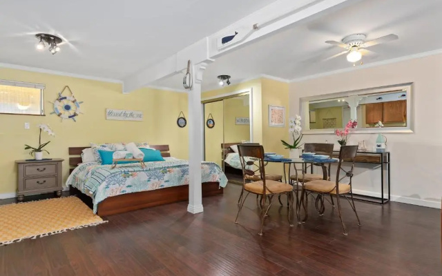 Santa Barbara Cozy Studio with Private Patio