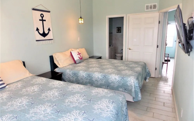 Captain's Quarters 1 Bedroom Condo by Redawning