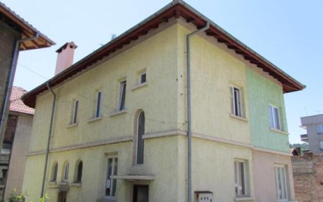 Отель Guest House Dobrudzha Боженци вид на фасад