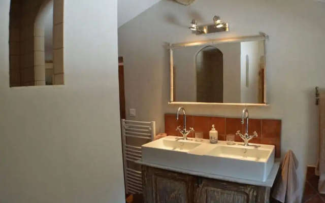 Lush Home in L'isle-sur-la-sorgue With Swimming Pool