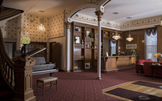 Decker Hotel & Bar
