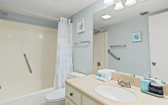 Beachfront Bliss! 2BR 2BA Stunning Views! Sleeps 8! Beach Chair Service!
