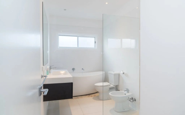 Currawong Close - Heated Pool, Home Theatre, WiFi, 4 bdrm, Pool Table