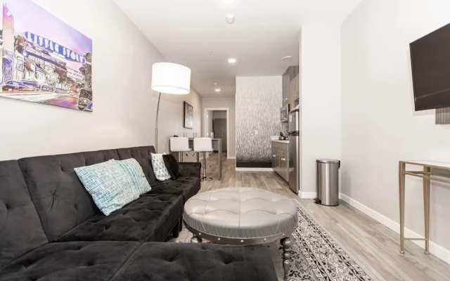 204 Stylish King Bed Suite