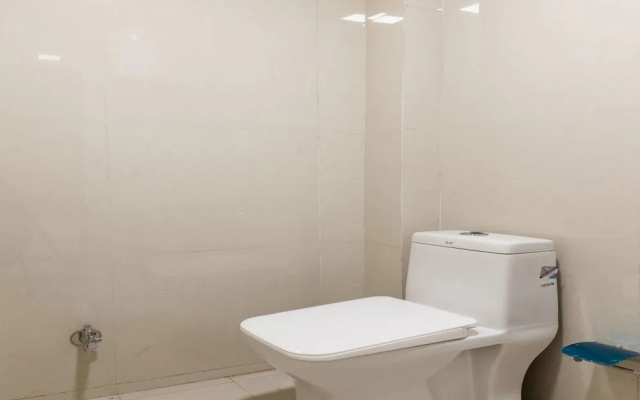 Oyo 27653 Savoy Suites