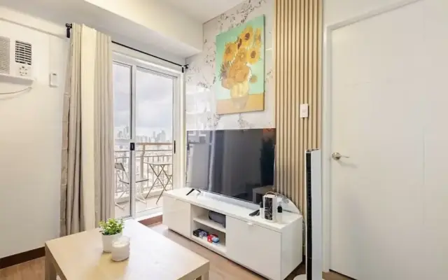 Stylish Condo - Cozy Urban Living