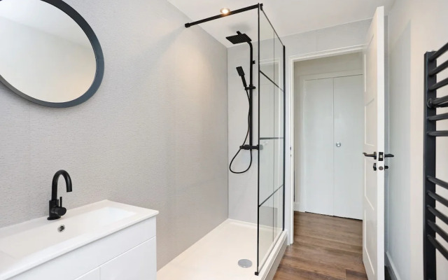 JOIVY Contemporary Royal Mile Apartment W/Balcony