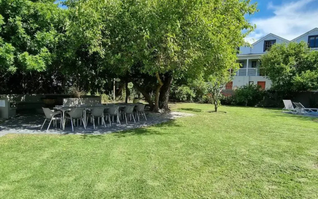 Beach House with DSTV & WIFI & basic housekeeping