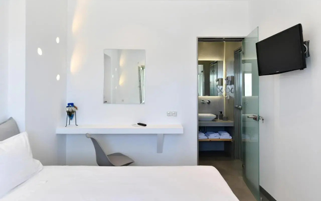 Lorenzo Studios and Suites Paros
