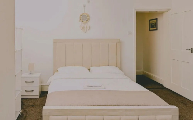 Immaculate 3-bed Cottage in Hampton