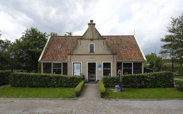 Comfy Chalet with Microwave near Wadden Sea