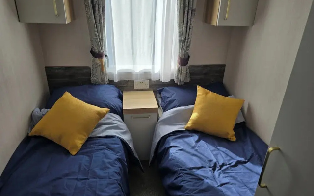 3 Bed-sleeps 8-free Parking-5 Min to Beach