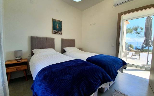Villasleeps10-garden-freeparking-pool-ac