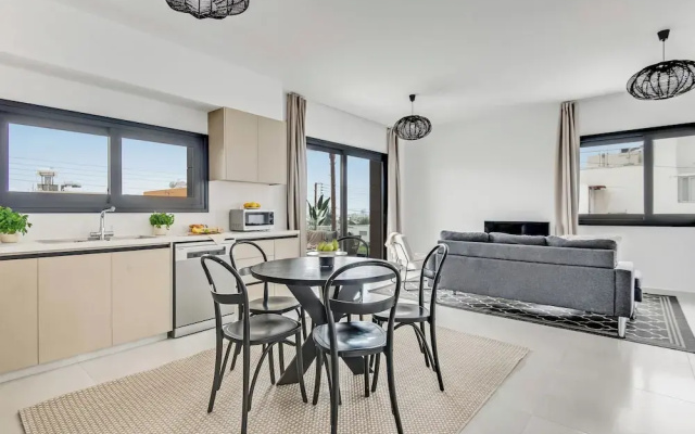 Sanders Only - Adorable 2-bdr Apt With Balcony