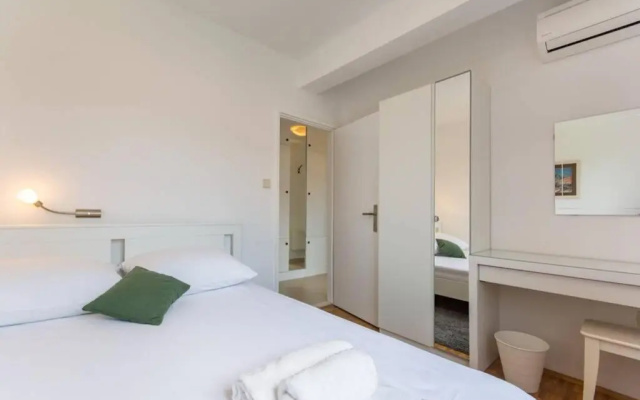 Flora three bedroom apartment. Near beach