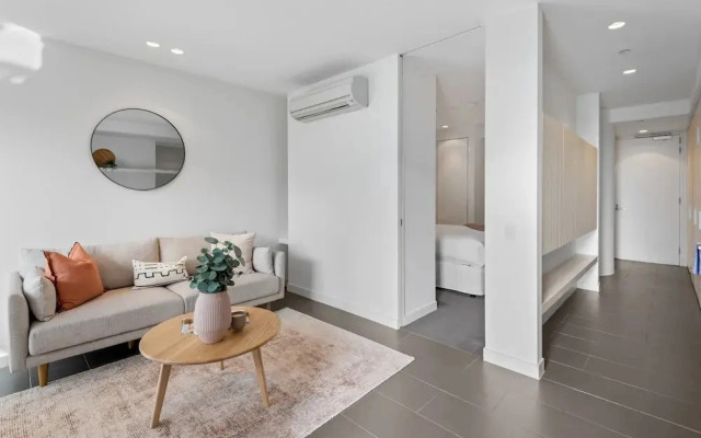 Chic City Escape With Pool, Gym & Parking