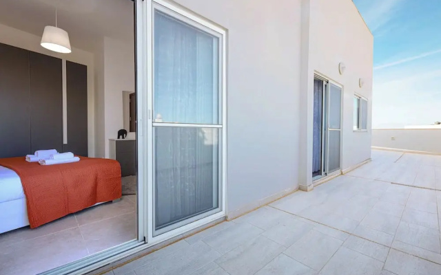 Corner Terrace 1BR Penthouse - Sea Views