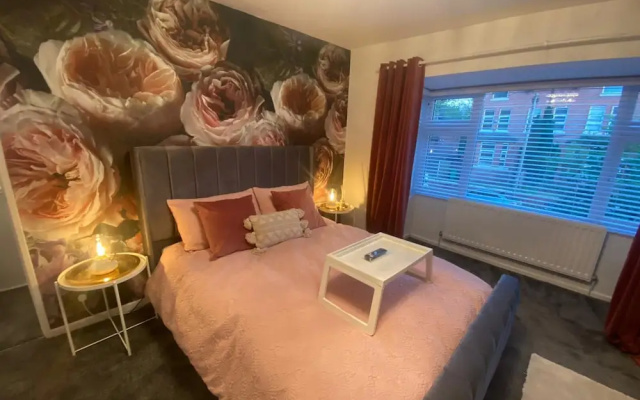 Charming 3-bed House Near Central Manchester
