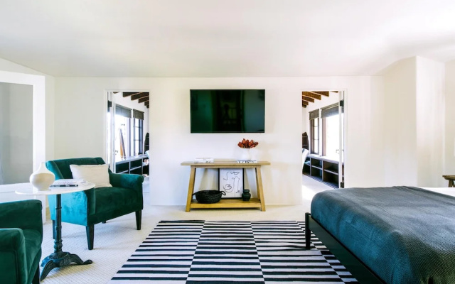 Frida by AvantStay | Sleeps 16! Prvt Estate w/ Tennis Ct & Mins to Beach!