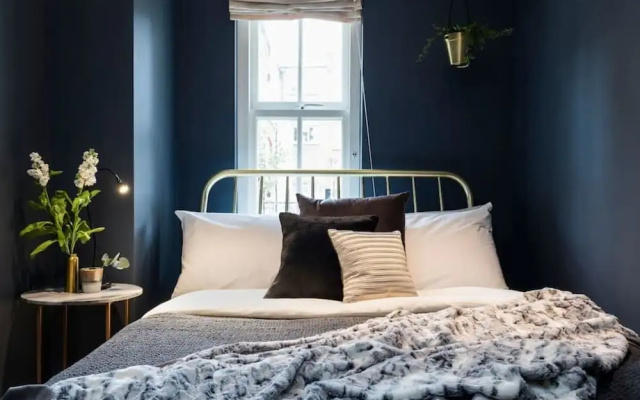 Amazing Designer 2 bed in Barons Court/west Ken