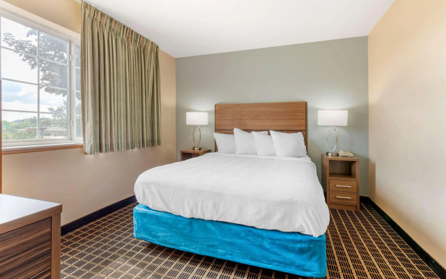 MainStay Suites Dubuque at Hwy 20