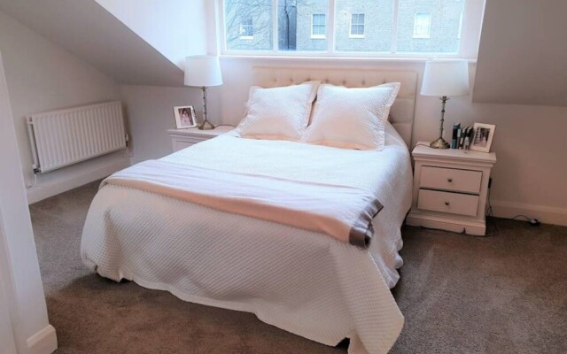 Отель 2 Bedroom Mews House in Maida Vale комната для гостей