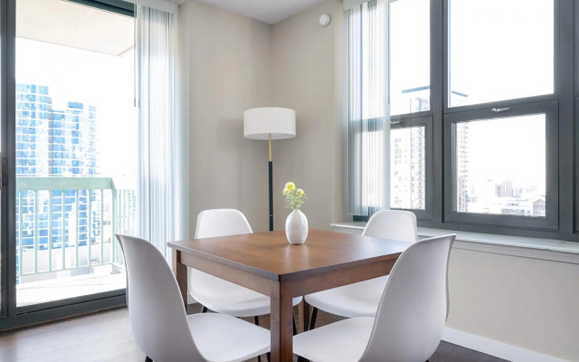 Chicago | Urban 1BD/1BA River North Apartment
