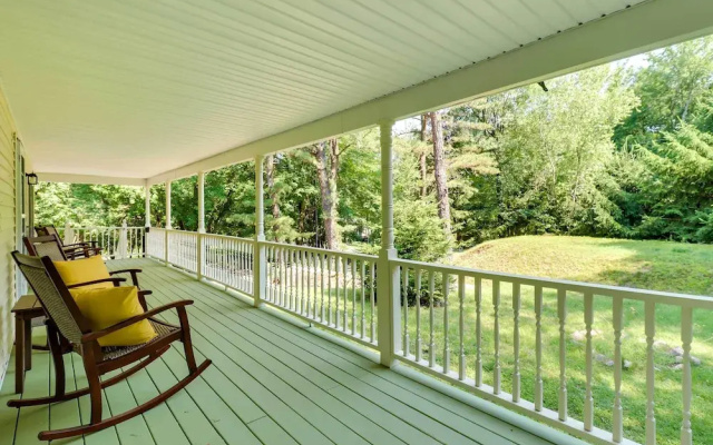 Blakeslee Home w/ Private Hot Tub, 5 Mi to Skiing!