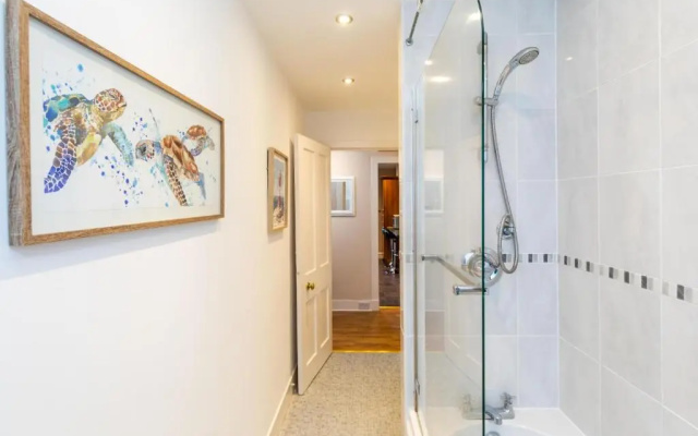 Modern Aberdeen City apartment free parking
