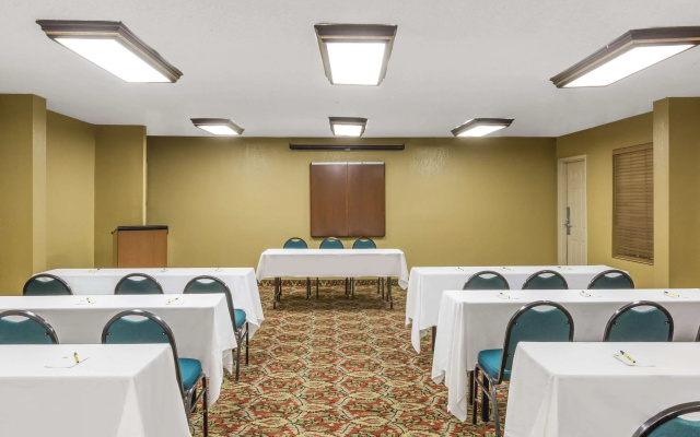 Super 8 by Wyndham Metairie