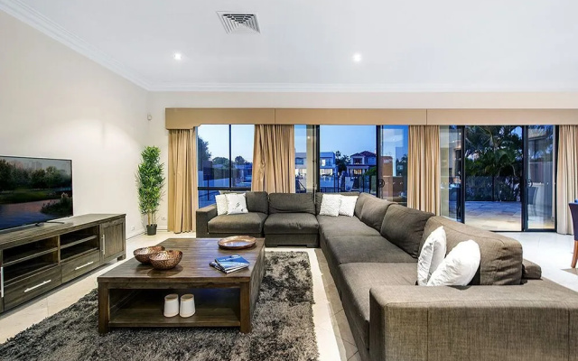 Stunning Lake Front House Amalfi Drive