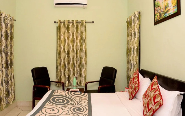 OYO 4255 The Crown Plaza