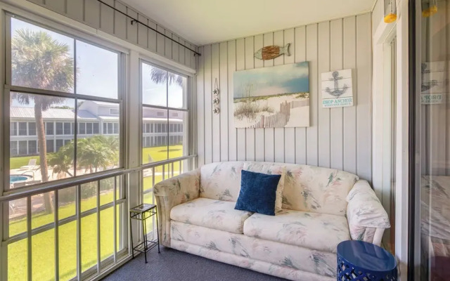 Pool Access & Lanai: Riverfront Welaka Condo!