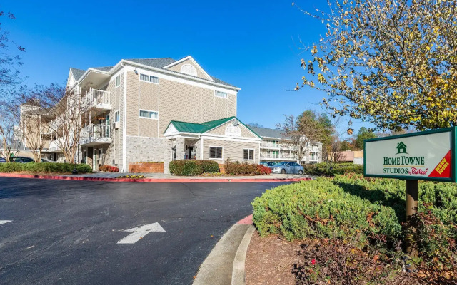 HomeTowne Studios by Red Roof Atlanta - Chamblee