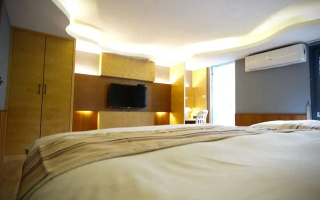 Big City Small House Homestay