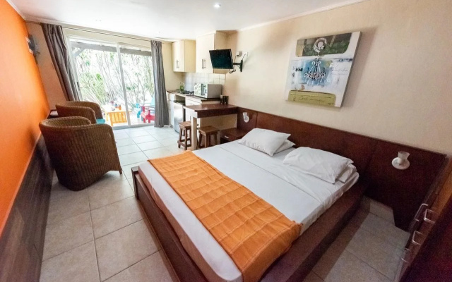White Beach Apartments Palm Beach