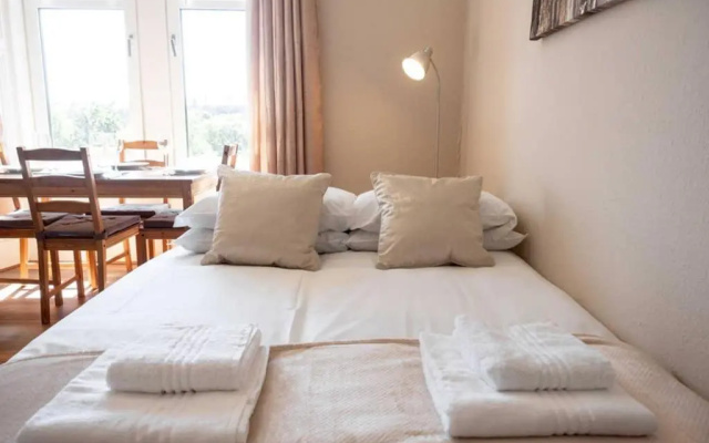 Bright, Spacious West-End Flat, Near University