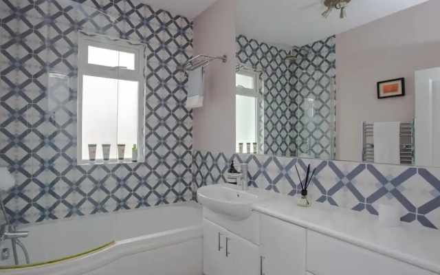 Bright2 Bedroom Apartment With Roof Terrace in Wimbledon