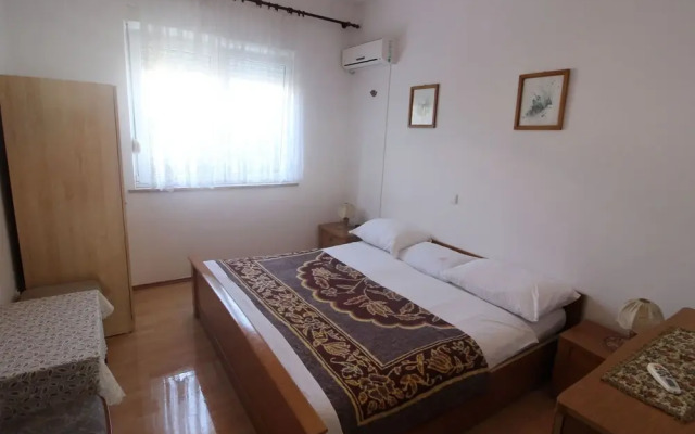 Simplistic Apartment in Starigrad near Sea