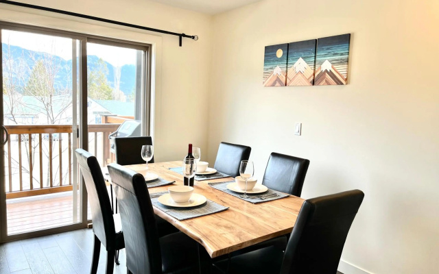 Perfect base Invermere 3bd townhouse mt views fireplace