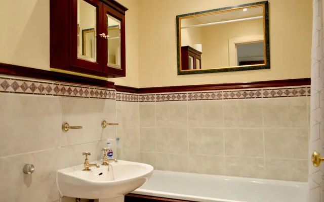 Charming Traditional 2 Bedroom Flat in Edinburgh New Town