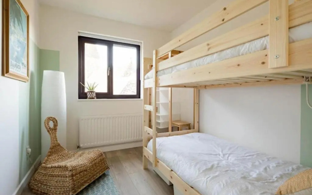 Stylish apartment with balcony, minutes from beach