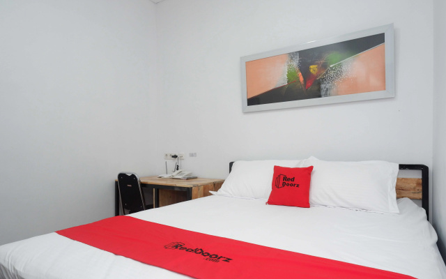 RedDoorz Plus Near Patung Kuda Undip