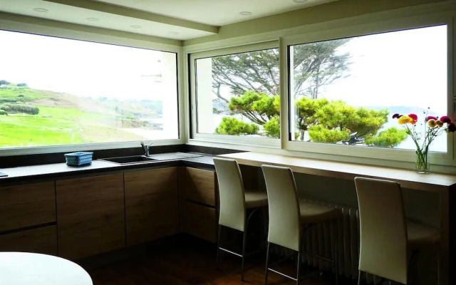 Cottage in Locquirec With Beach Access