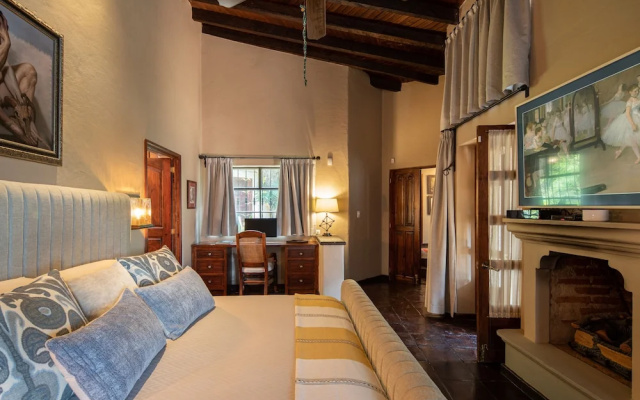HOLT - Classic Chalet with Pool Overlooking Parroquia
