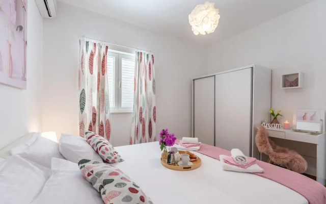Nice Apartment in Milna With 1 Bedrooms and Wifi