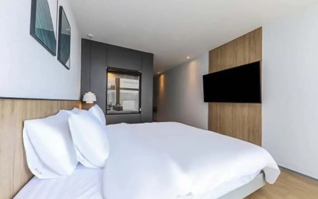 Gray 193 Hotel